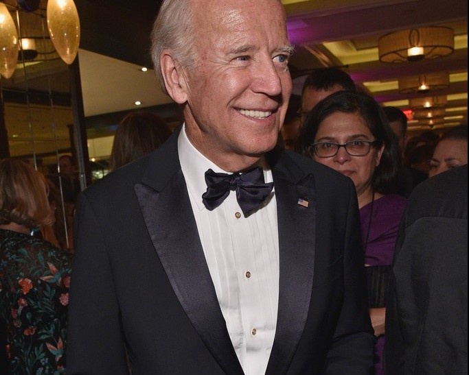 Khi diện những buổi dạ tiệc, ông Joe sẽ chọn một bộ tuxedo, thay cà vạt bằng nơ và không bao giờ thiếu chiếc huy hiệu nước Mỹ quen thuộc