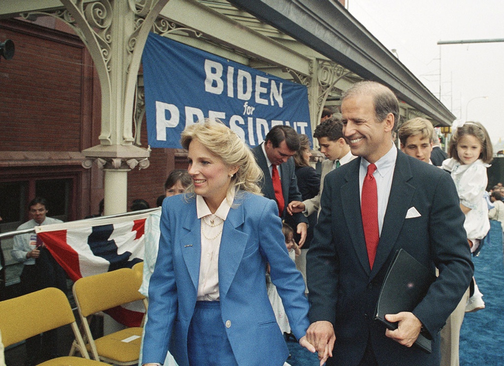 Joe xuất hiện cùng vợ mình trong buổi tranh cử tổng thống tại Wilimington, Delaware, Mỹ vào năm 1987. Ông chọn cà vạt đỏ đối lập với bộ suit tối màu