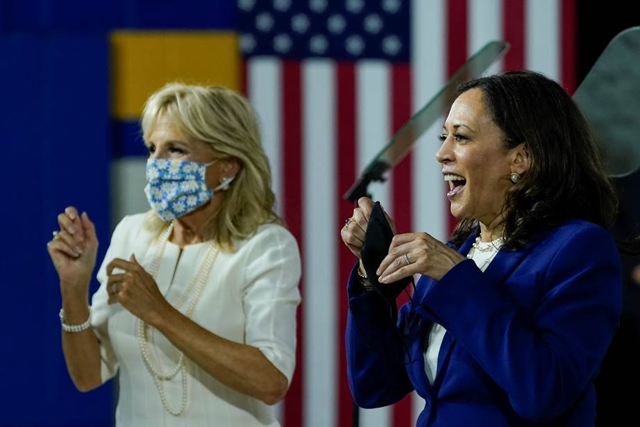 Trong suốt hành trình vận động tranh cử, bà Jill luôn là tấm gương đeo khẩu trang của người Mỹ