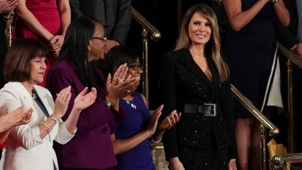 Trong một buổi lễ, bà Trump diện một thiết kế suit đen tuyền đến từ thương hiệu thời trang Micheal Kors và có giá 9.590 USD. Bộ trang phục bị cho là quá nổi bật so với bối cảnh