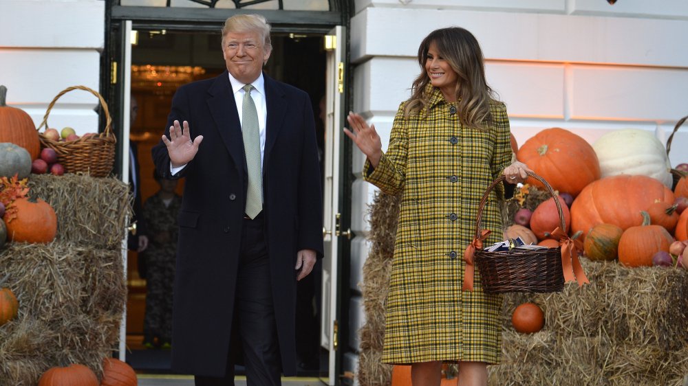 Trong dịp lễ Halloween tại Nhà Trắng, bà Trump mặc áo khoác kẻ sọc màu vàng của Bottega Veneta, có giá 3.950 USD