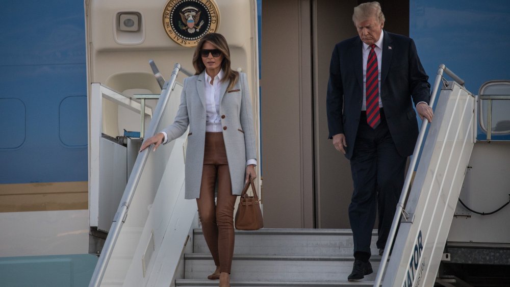 Trong chuyến công du tới Hà Lan, bà Trump diện một chiếc áo trench coat đến từ thương hiệu Isoude. Theo USA Today, thiết kế màu xám này có các chi tiết bằng da trên túi và được lót 100% bằng lụa. Nó được bán với giá 3.995 USD
