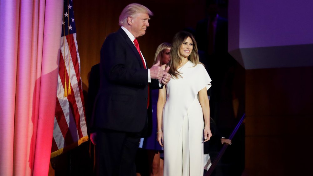 Tại một sự kiện khác, bà Trump diện một chiếc váy dạ hội đến từ Ralph Lauren mang đậm nét cổ điển. Mẫu thiết kế được bán với giá 4.000 USD