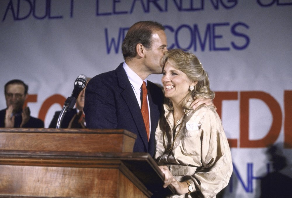 Hình ảnh được chụp tại buổi lễ tuyên bộ tranh cử của ông Joe, bà Jill chọn một bộ đồ lụa màu be nhã nhặn để xuất hiện ủng hộ chồng