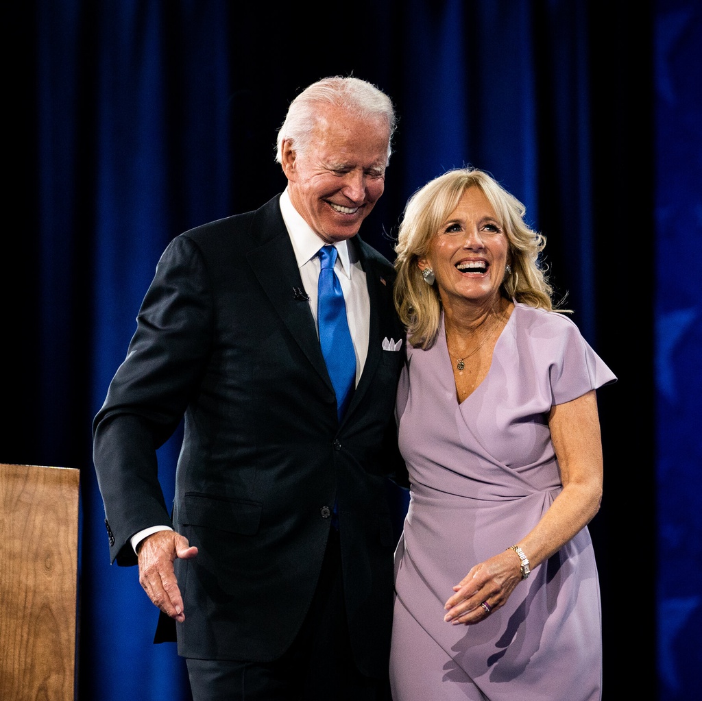 Lại một khoảnh khắc thú vị nữa đến từ Jill và Joe, ông Joe chọn chiếc khăn bỏ túi đồng màu tím lilac với váy của vợ