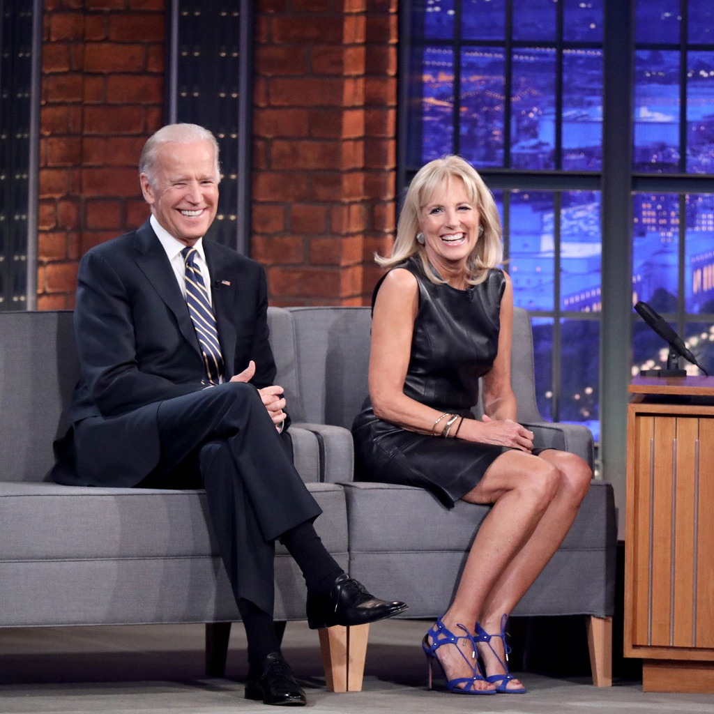 Trong một talkshow hai người đều diện trang phục màu đen, nhưng diện mạo bà Jill trẻ trung hơn cả với chất liệu váy bằng da và đôi sandals màu xanh tím