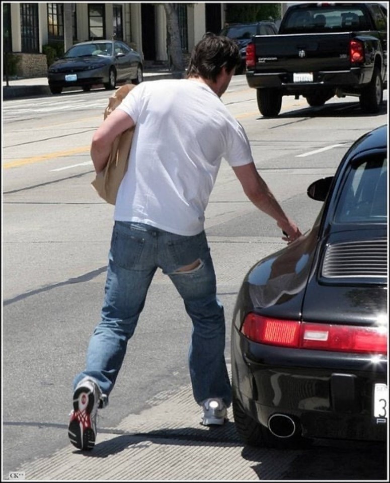 Không biết có phải do thời tiết tại Hollywood quá nóng không mà Keanu Reeves buộc phải hạ nhiệt chiếc quần jeans bằng đường cut out ở vòng 3 như vậy?