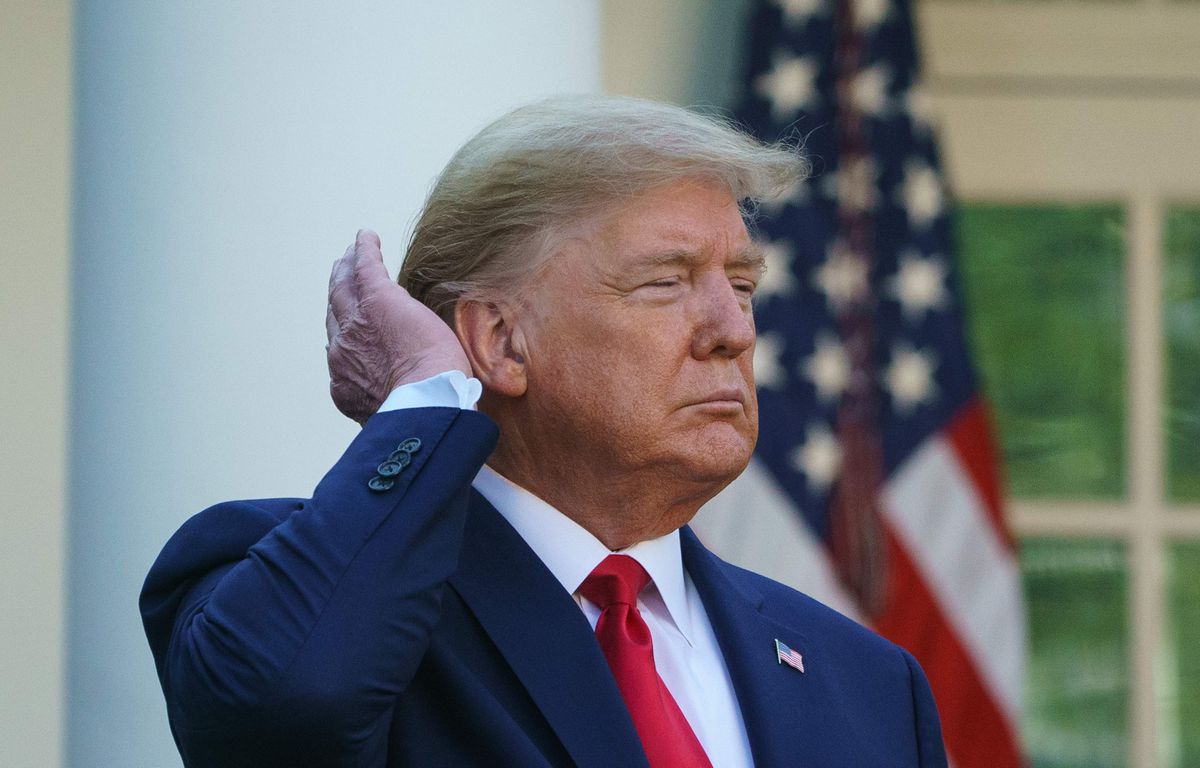 Tổng thống Donald Trump, người đàn ông điệu đà nhất nước Mỹ. Nhìn bức ảnh này thì có thể thấy ông cẩn trọng, ve vuốt mái tóc của mình tới mức nào.