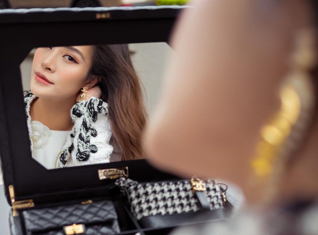 Sướng như con gái Đông Nhi, sinh ra đã sở hữu BST túi 700 triệu