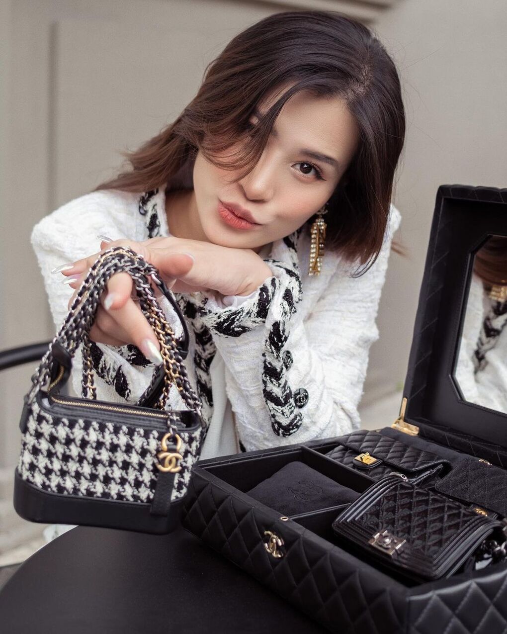 Đông Nhi dành tặng con gái yêu BST túi Chanel đáng gián 700 triệu đồng