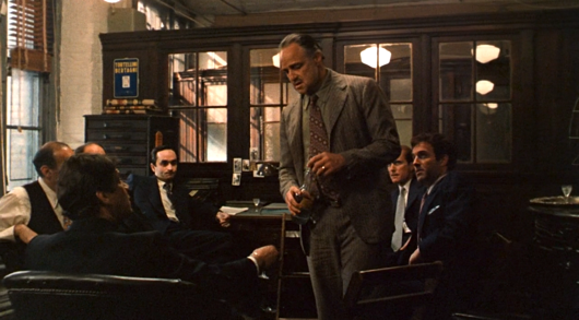 Trong một phân cảnh khi gặp các đối tác làm ăn, Vito mặc bộ suit màu xanh Olive để tăng thêm nét thiện cảm