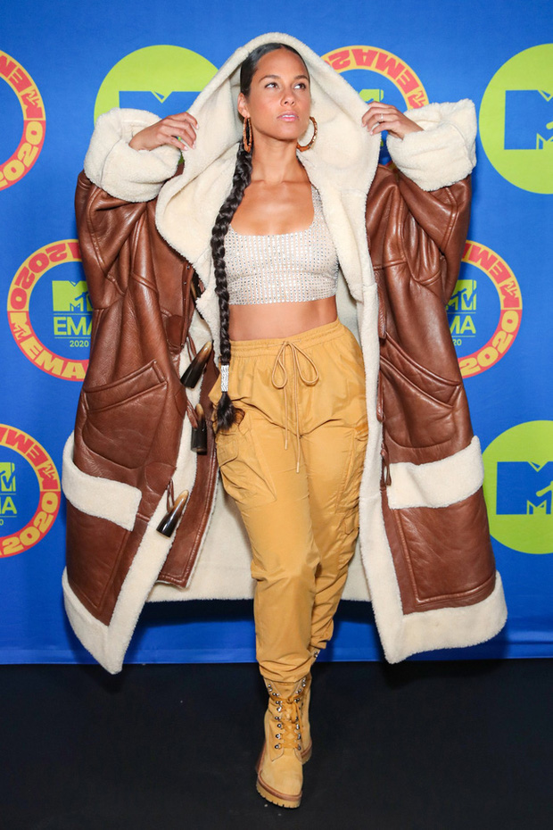 Nữ ca sĩ Alicia Keys 'hầm hố' với chiếc áo khoác cỡ lớn