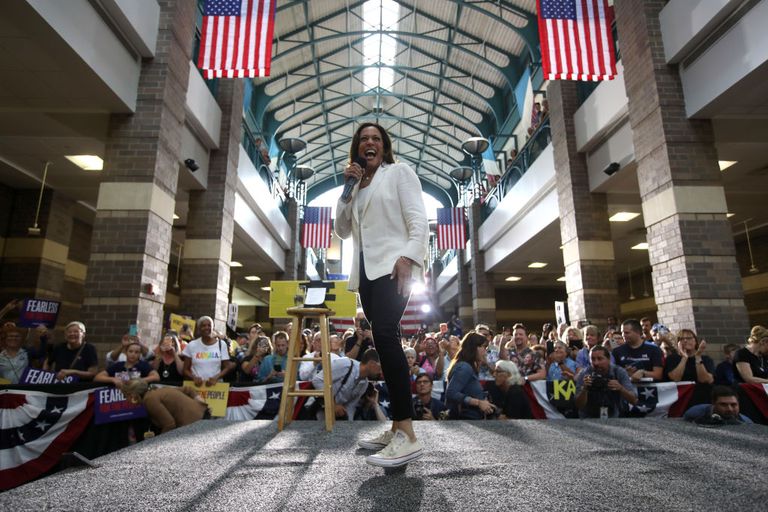 Phó tổng thống Mỹ Kamala Harris và vũ khí bí mật của bà: Thời trang
