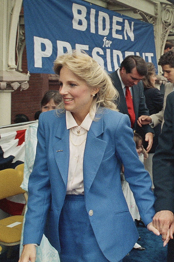 Từ khi còn trẻ, bà Jill đã ưa thích những bộ suit độn vai có màu nhã nhặn mà bộ suit màu xanh da trời này là một ví dụ. Bà mặc bộ suit này trong lần tranh cử Tổng thống đầu tiên của ông Biden vào năm 1987.