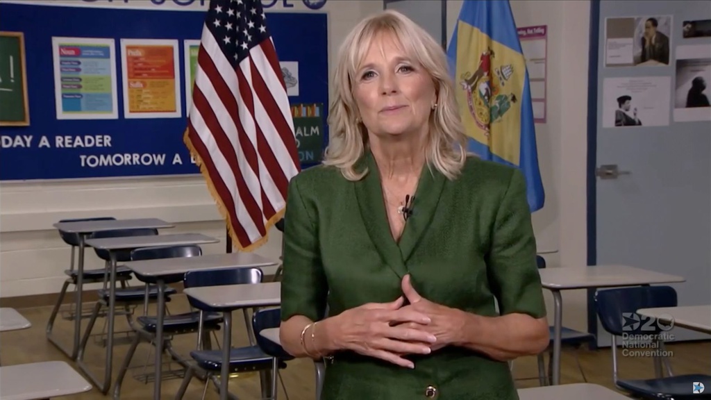 Trong một video quay ở trường học để ủng hộ chồng, bà Jill Biden xuất hiện với hình ảnh thanh lịch, mạnh mẽ trong chiếc đầm xanh dựng cầu vai đứng của nhà mốt Brandon Maxwell. Một stylist có tiếng chia sẻ: 'Gam màu xanh trên thiết kế của bà Jill Biden biểu tượng cho sự phát triển và thay đổi như cách bà muốn truyền tải thông điệp đến mọi người ủng hộ cho ông Joe Biden tranh cử chức vị tổng thống Mỹ'