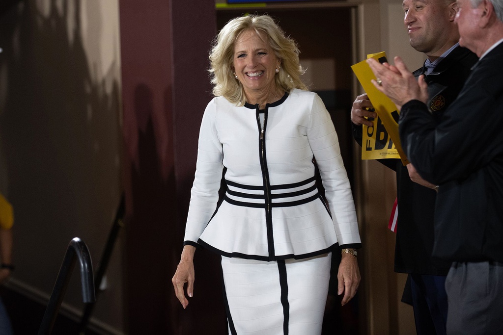 Trong một buổi gặp mặt cử tri vào năm 2019, bà Jill xuất hiện rạng ngời trong một bộ cánh được phối theo phong cách monochrome màu trắng, với chiếc áo kéo khóa kiểu peplum