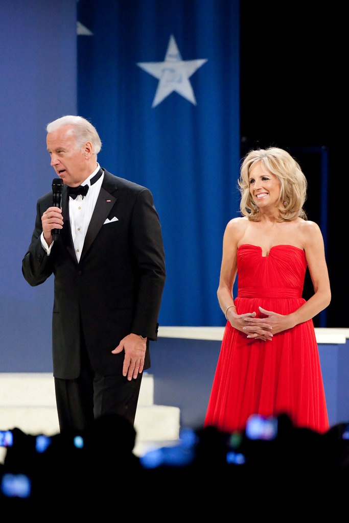 Trong những buổi lễ long trọng, bà Biden cũng sẵn sàng diện những thiết kế quây gợi cảm nhưng không kém phần thanh lịch
