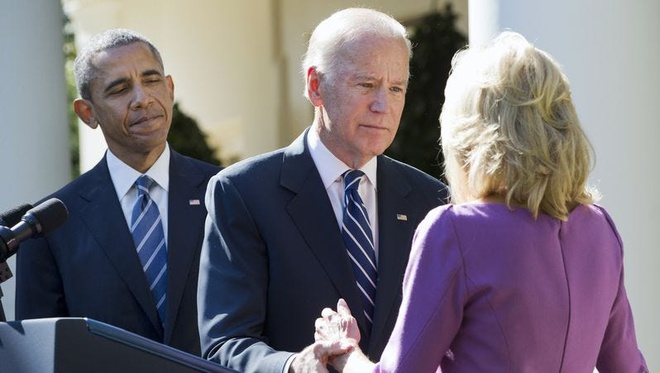 Ông Joe Biden và ông Obama thích bộ suit tối màu kèm sơ mi trắng, đi kèm với một chiếc cà vạt kẻ