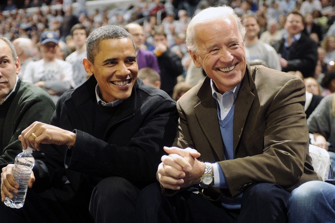 Điểm chung trên trang phục của ông Biden và Obama chính là cách kết hợp blazer, áo khoác cùng áo len bên trong, áo sơ mi kẻ ô theo dạng button down