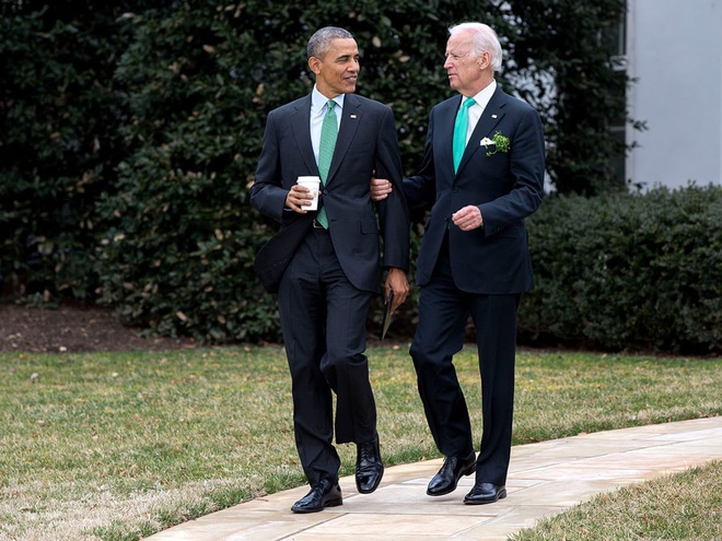 Một sự ăn ý không thể tuyệt vời hơn giữa hai người bạn khi cùng chọn một chiếc cà vạt cùng màu. Ông Biden thì phá cách hơn với chiếc khăn bỏ túi, một phụ kiện chuẩn mực của những quý ngài châu Âu
