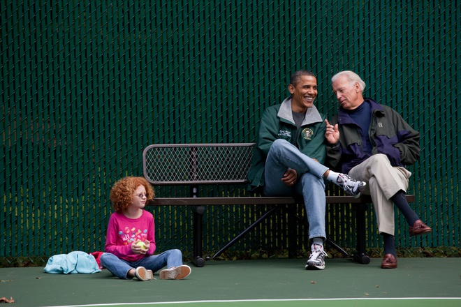 Hai người đều chọn phối áo vải dù cùng áo len bên trong. Ông Biden thì thanh lịch với giày tây còn ông Obama thì năng động hơn khi đi một đôi sneakers