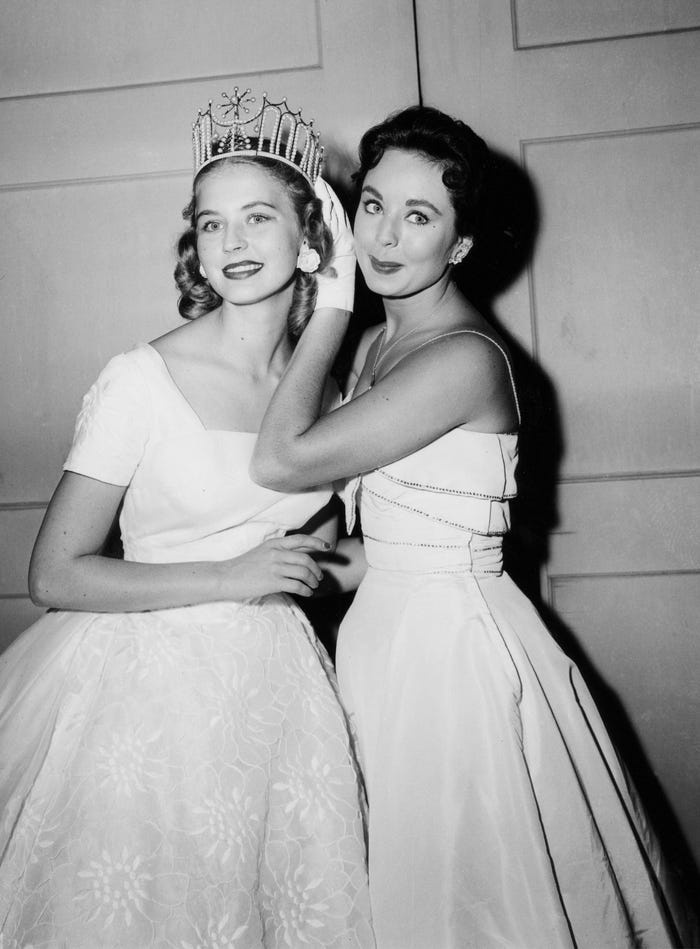 Đến năm 1957, Charlotte Sheffield (trái) gây chú ý khi đăng quang trong chiếc váy bồng bềnh, trang nhã. Tuy nhiên, đây chưa phải là mốc thời gian đánh dấu 'sự biến mất' của bikini với các người đẹp đội vương miện
