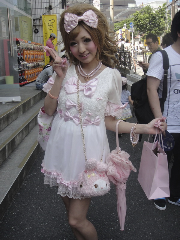 Chẳng khó bắt gặp những phong cách thời trang dị biệt trên đường phố Nhật Bản