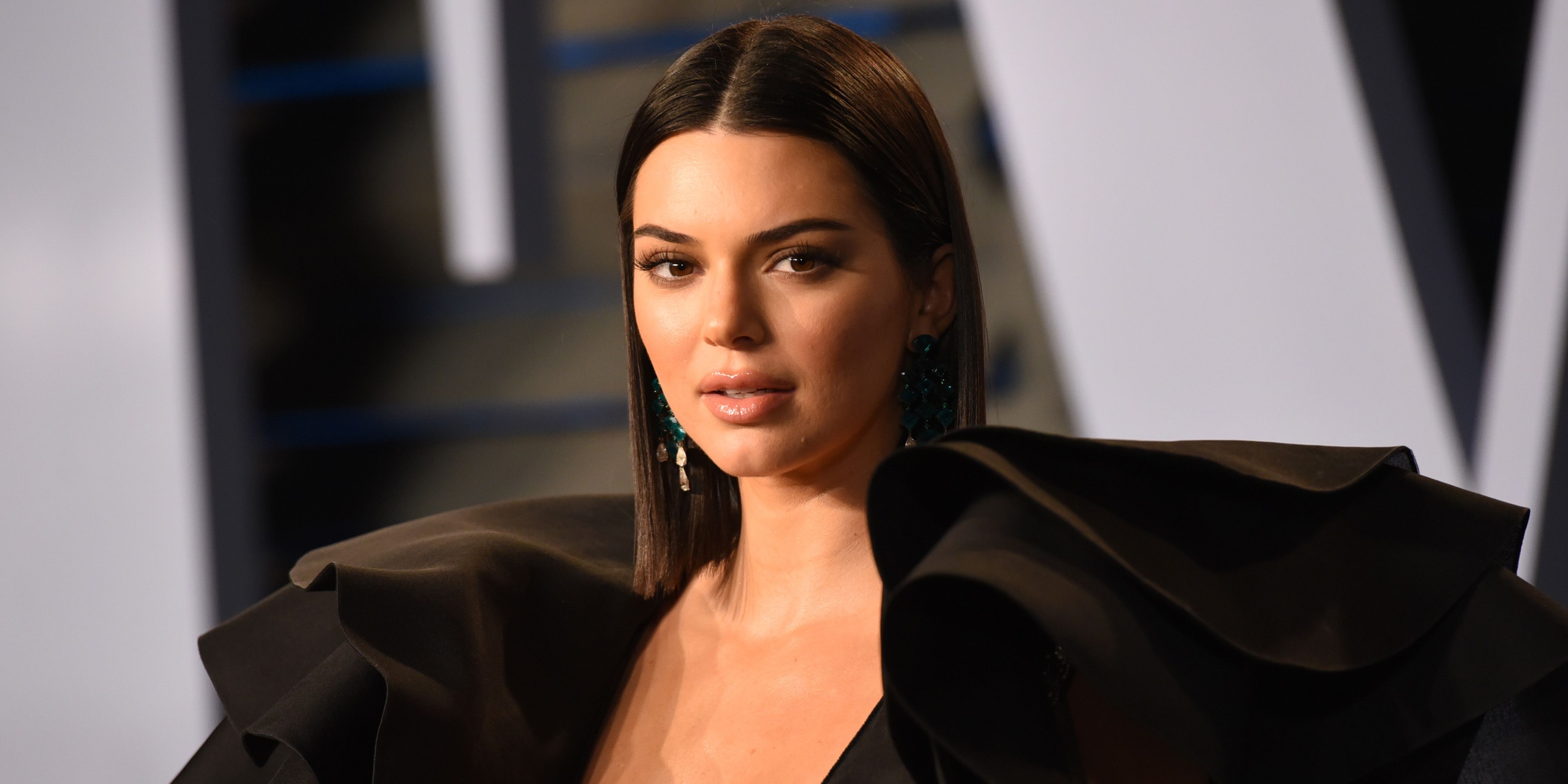 Kendall Jenner lại một lần nữa khiến giới trẻ phát cuồng với hình xăm mới trên cánh tay! Không chỉ mang đến vẻ đẹp thời thượng và nổi bật, chiếc hình xăm còn ẩn chứa nhiều ý nghĩa đằng sau, đủ để bạn trầm trồ ngưỡng mộ.