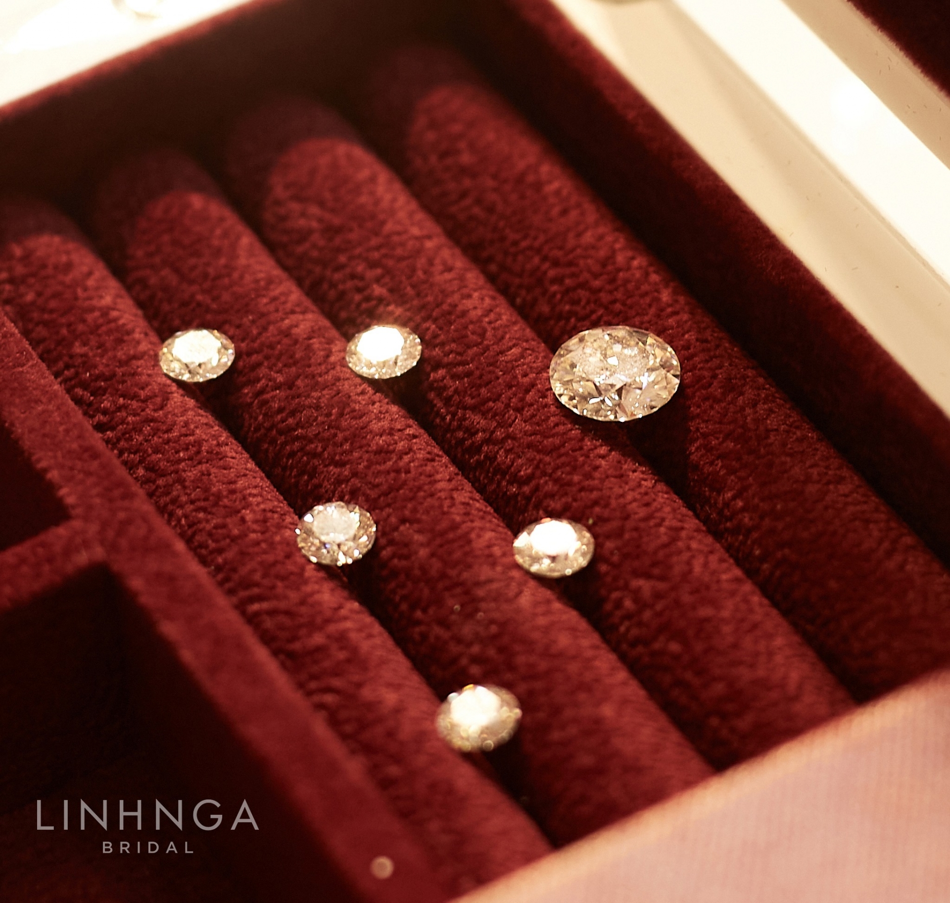 6 viên kim cương, mỗi viên 20 carat được sử dụng để trang trí váy cưới