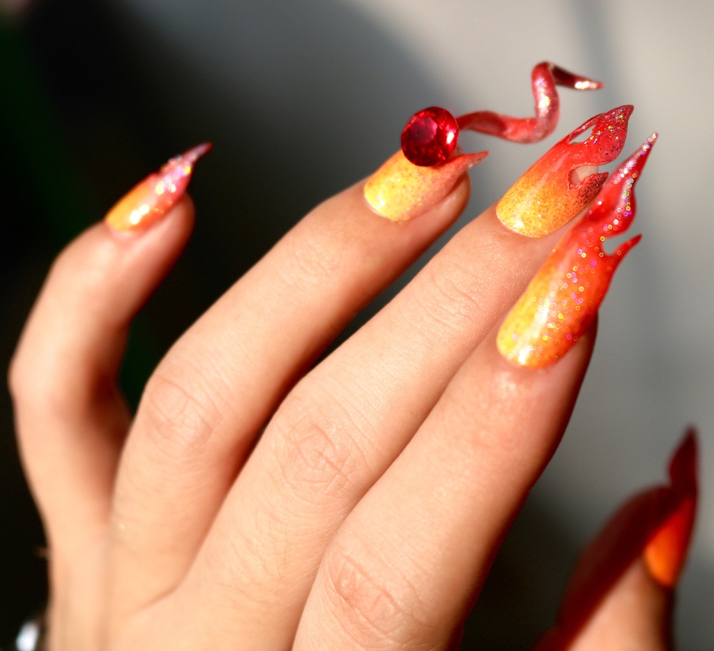 Móng tay của Suboi và Tlinh tại chung kết Rap Việt mang ý nghĩa gì?