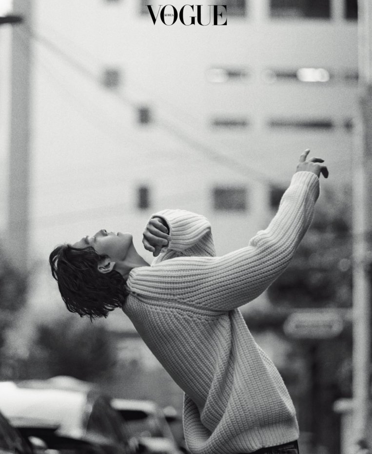 Bộ ảnh mới của Vogue mang tới hình tượng một Kim Woo Bin từng trải, mang đậm suy tư. Trong ảnh chiếc áo len cổ lọ đến từ thương hiệu Raey by Matchesfashion