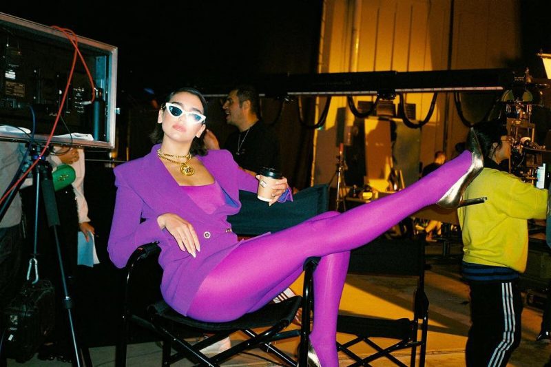 Dua Lipa - nàng tắc kè hoa tự tạo ra luật chơi thời trang riêng