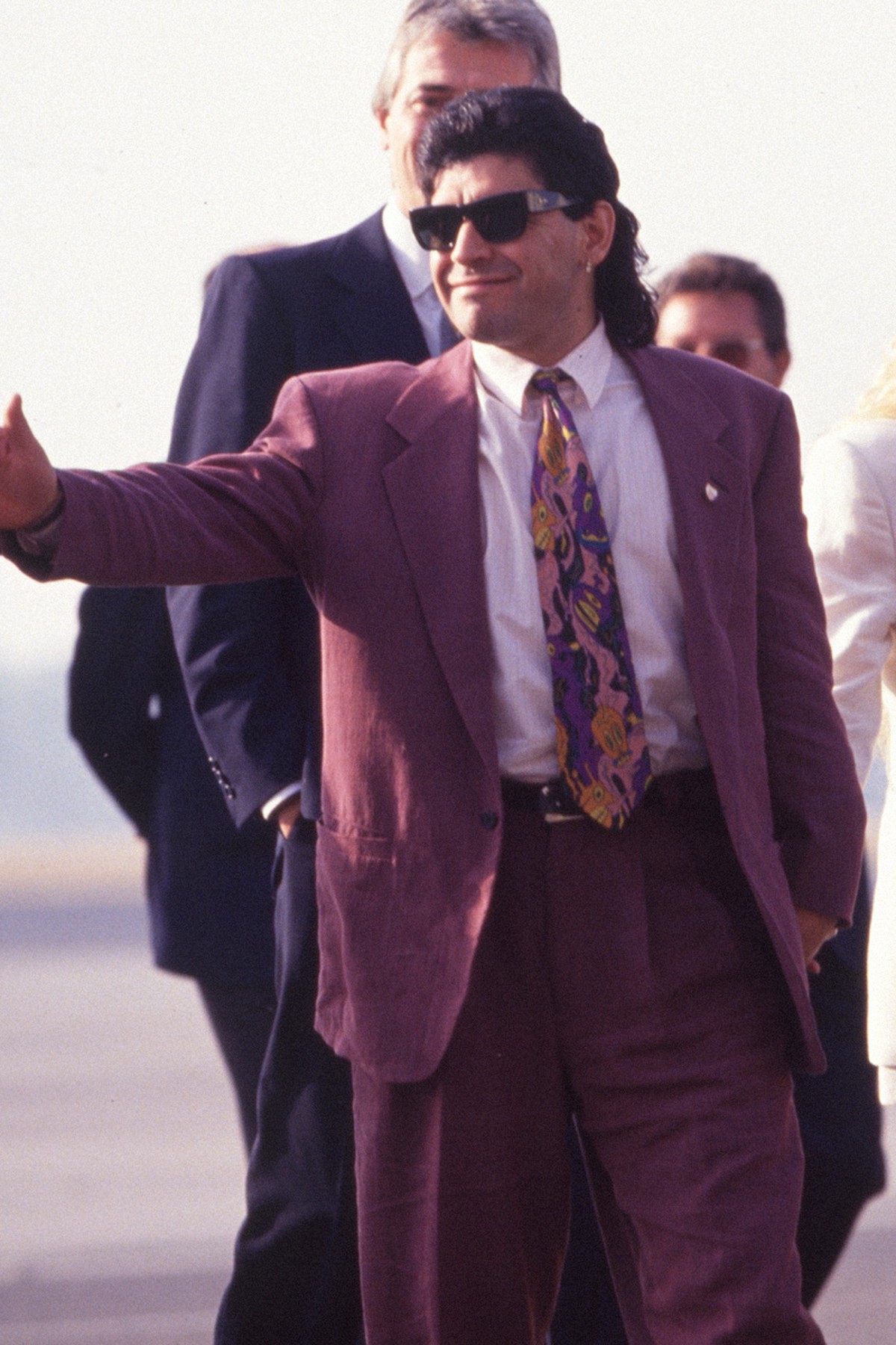 Những bộ suit may đo sẵn với phần áo vest oversize là biểu tượng của thập niên 80s
