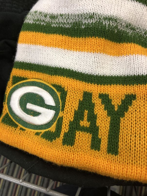 Cộng đồng LGBTIQ+ chắc chắn sẽ có nhiều câu hỏi cho NTK của chiếc mũ len này