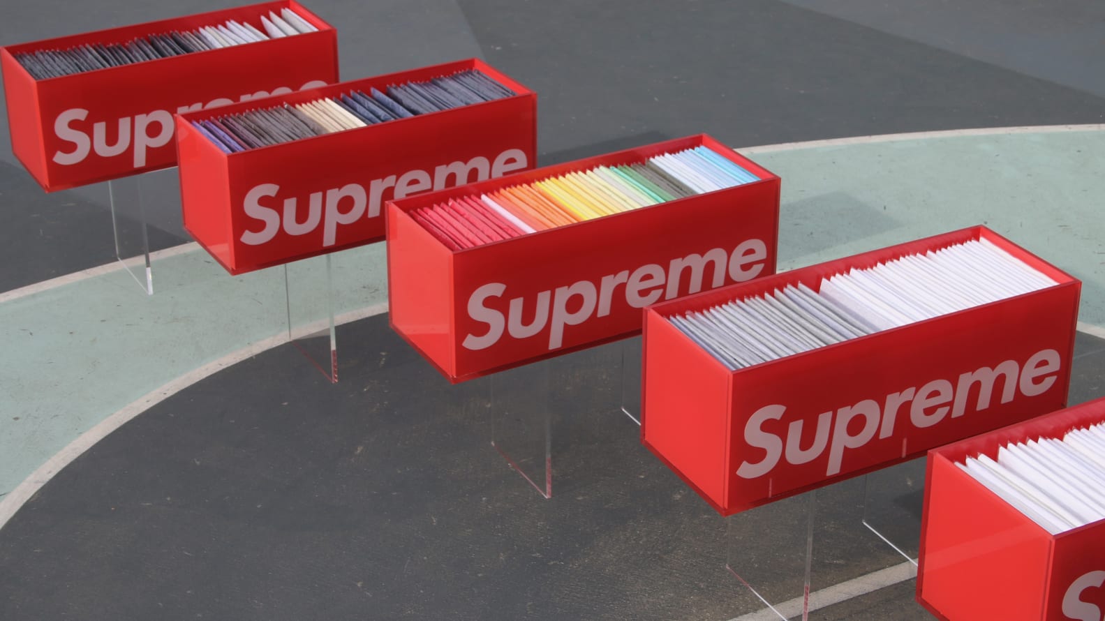 2 triệu USD là mức giá khởi điểm cho BST áo Supreme