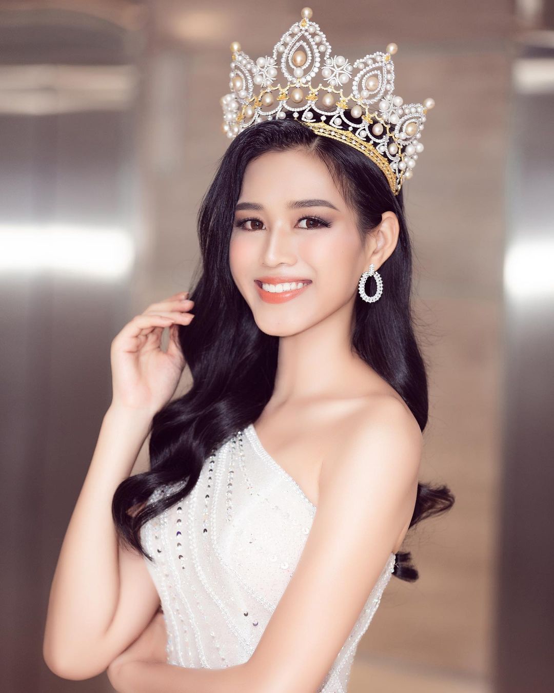 Không còn là Hoa hậu áo trắng trong đêm chung kết Hoa hậu Việt Nam, Đỗ Thị Hà đang tự khám phá và dần hoàn thiện vẻ đẹp của chính mình