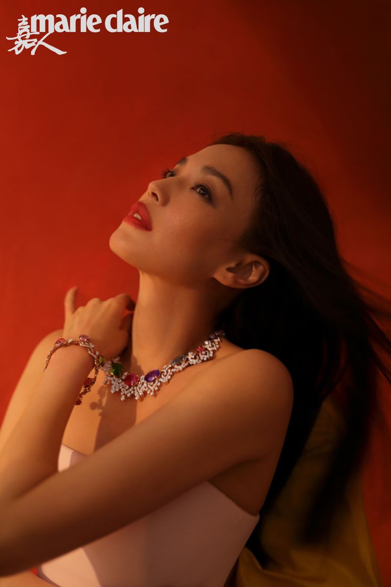 Thư Kỳ rực đỏ, công phá Vogue Đài Loan và Marie Claire Đại Lục số cuối năm  - Ảnh 9