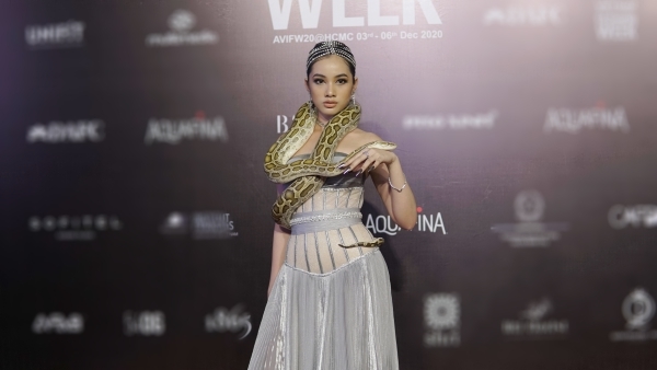 Cẩm Đan hóa Nữ thần, mang cả trăn lên thảm đỏ AVIFW2020