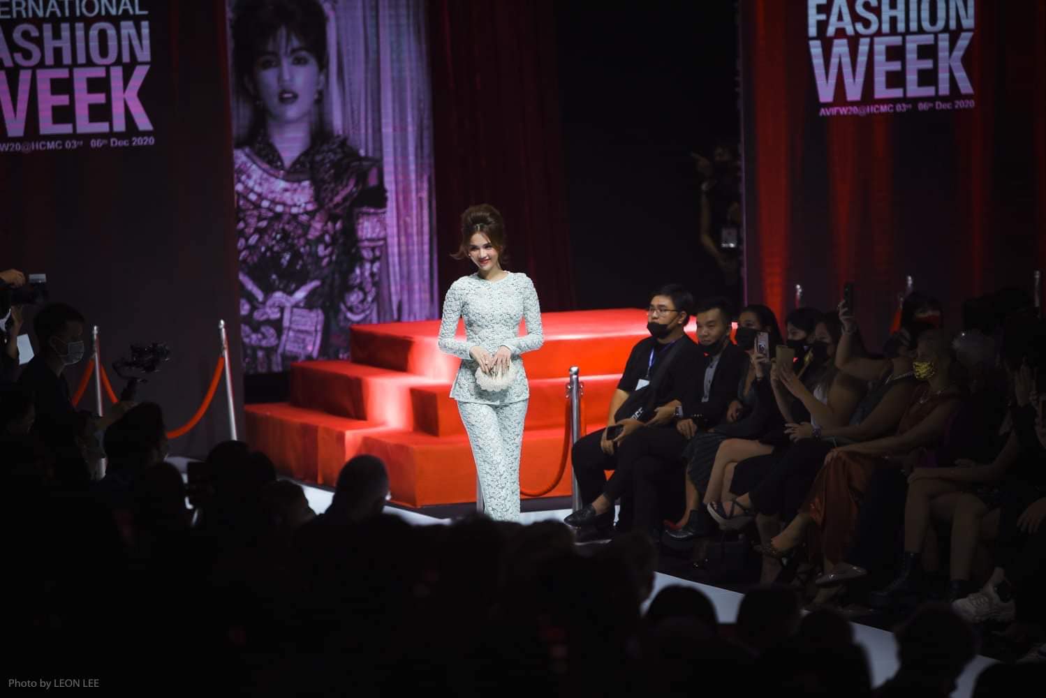 Chẳng cần hở bạo, Ngọc Trinh chiếm trọn spotlight AVIFW 2020 đêm cuối cùng