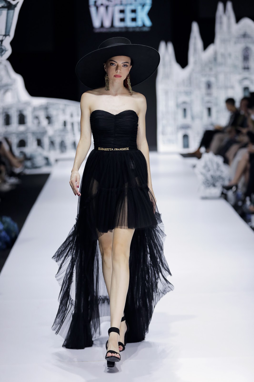 Elisabetta Franchi mang hơi thở thanh lịch của thời trang Ý đến AVIFW 2020 - Ảnh 6
