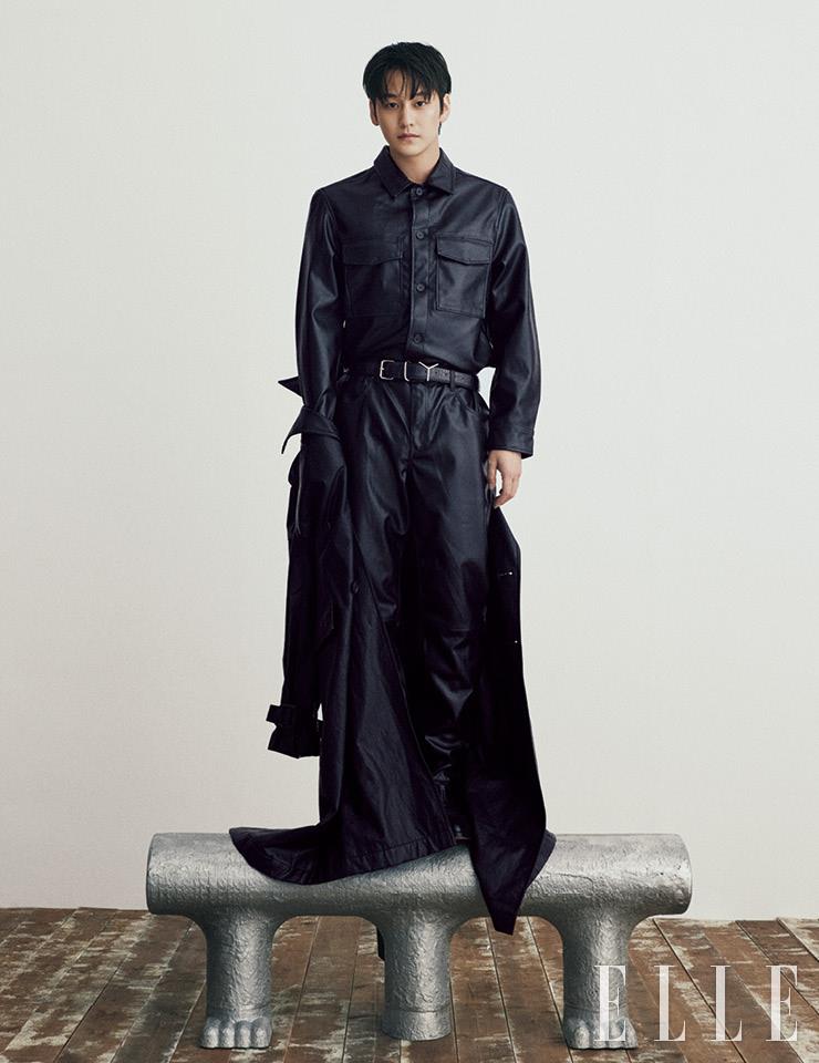 Kim Bum mang hình ảnh ác nhân trong The Tale of Nine Tailed lên tạp chí Elle. Chiếc áo choàng dài bí ẩn đến từ thương hiệu H&M - một nhà mốt khá bình dân.