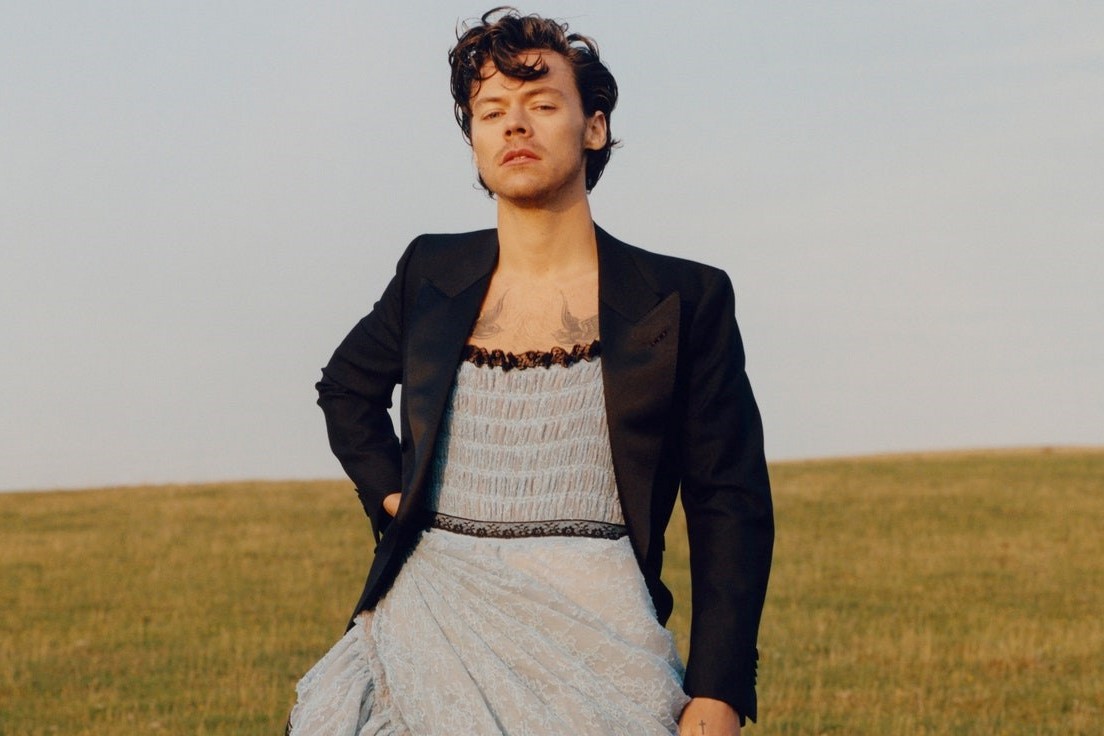 Vogue và nam ca sĩ Harry Styles gặp phải nhiều chỉ trích khi mặc váy xuất hiện trên tạp chí