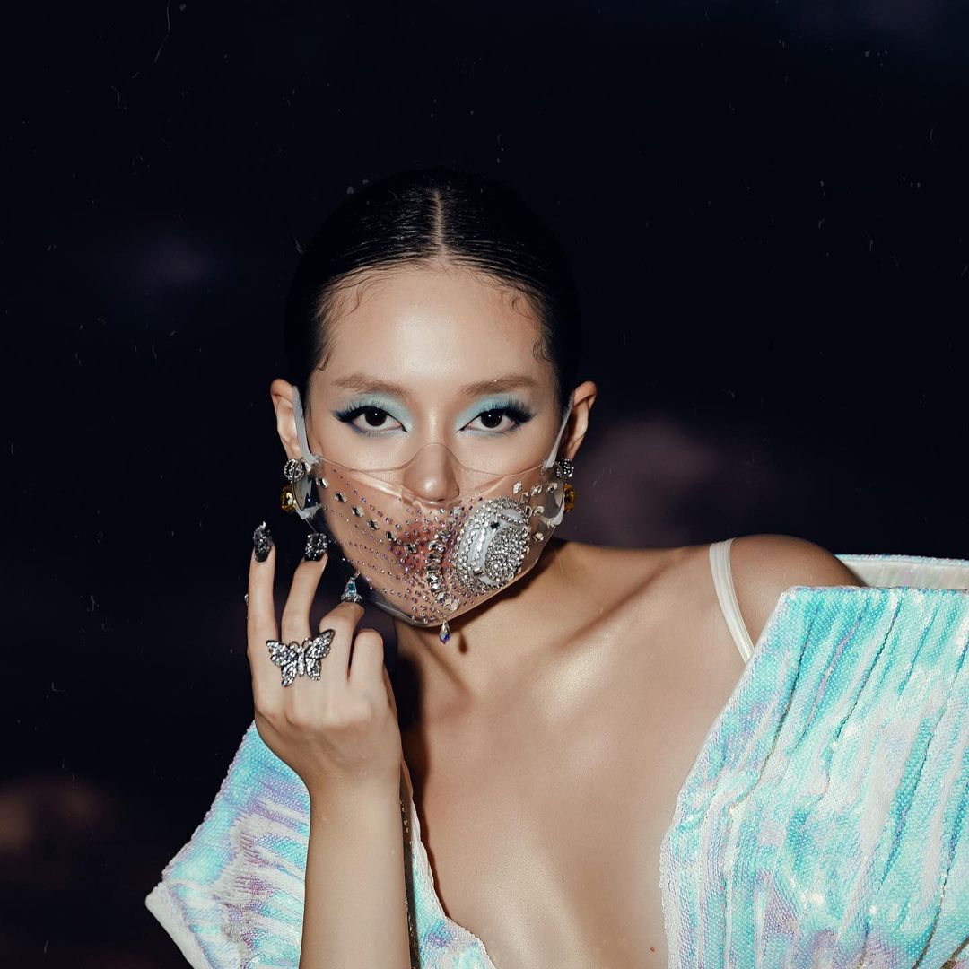 Đeo khẩu trang đi quẩy mùa cuối năm: Chống dịch nhưng vẫn phải đẹp