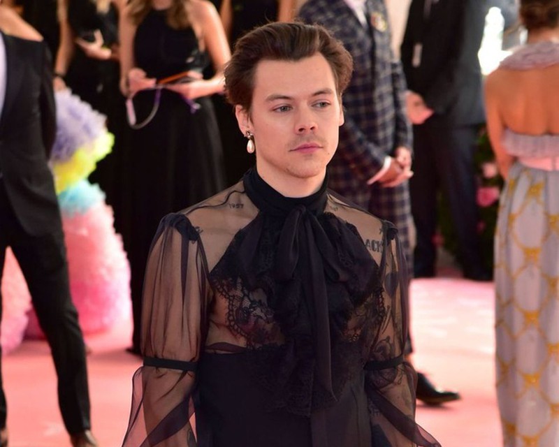 Xuất hiện trong Met Gala năm ngoài, Harry Styles nền nã như một quý cô cổ điển trong bộ jumpsuit xuyên thấu, một bên tai ca sĩ đeo khuyên ngọc trai dịu dàng.