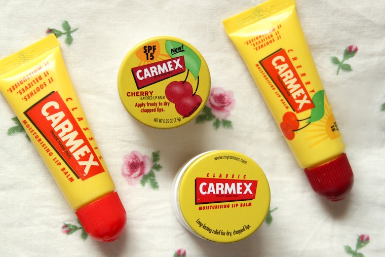 Son dưỡng môi Carmex có chất son dày, ẩm nhưng không hề bết dính