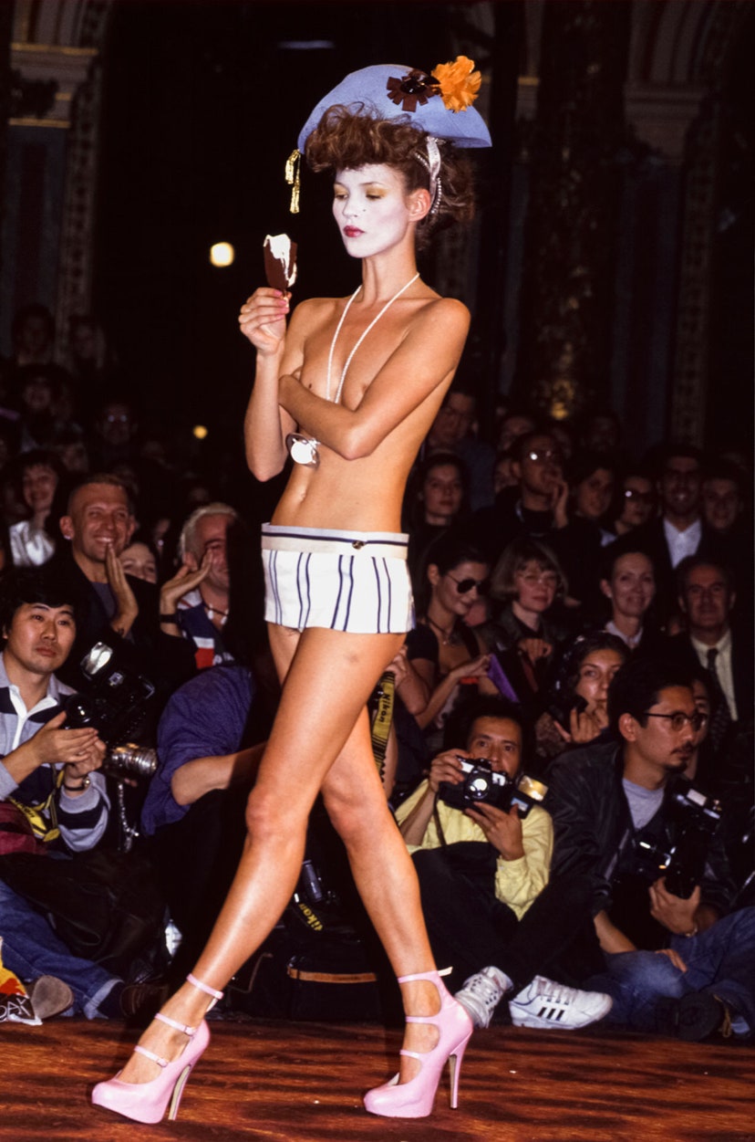 Đối với Kate Moss, chuyện phô bày cơ thể không phải là vấn đề quá nghiêm trọng. Đó là công việc, còn cô là một người làm công ăn lương. Đây là hình ảnh siêu mẫu trong buổi trình diễn của Vivienne Westwood xuân hè 1995 - một trong những khoảnh khắc catwalk táo bạo nhất trong sự nghiệp của cô.