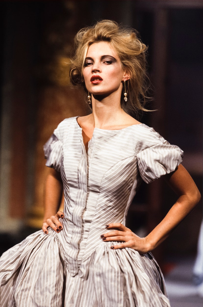 Những biểu cảm không phải của Kate Moss thì chẳng thể gặp được ở đâu, trong trang phục của Vivienne Westwood xuân hè 1996