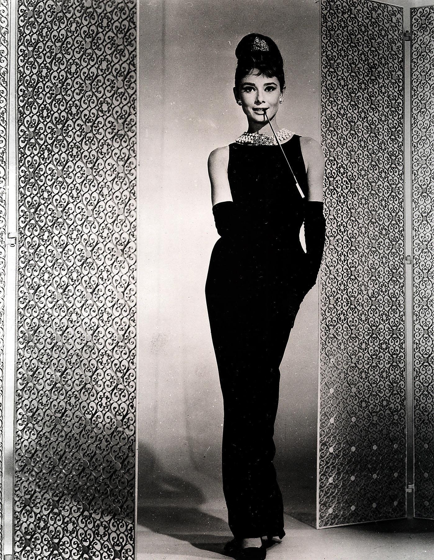 Chanel là người tiên phong sáng tạo nên LBD nhưng Hubert de Givenchy mới là người khiến chiếc đầm đen trở nên biến hóa đa dạng. Phiên bản nổi tiếng nhất của LBD do ông thiết kế là chiếc đầm cocktail mà minh tinh Audrey Hepburn diện trong Breakfast at Tiffany's
