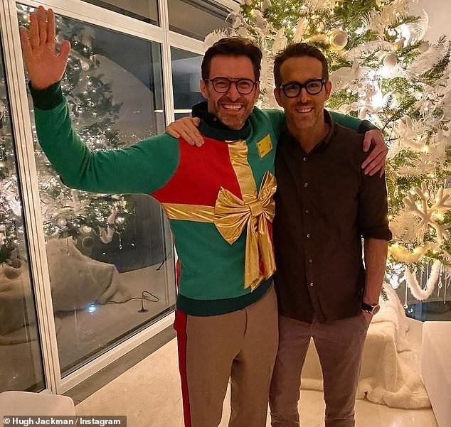 Không chỉ mặc một mình, có lần Ryan Reynolds còn đưa áo cho bạn thân của mình là Hugh Jackman mượn