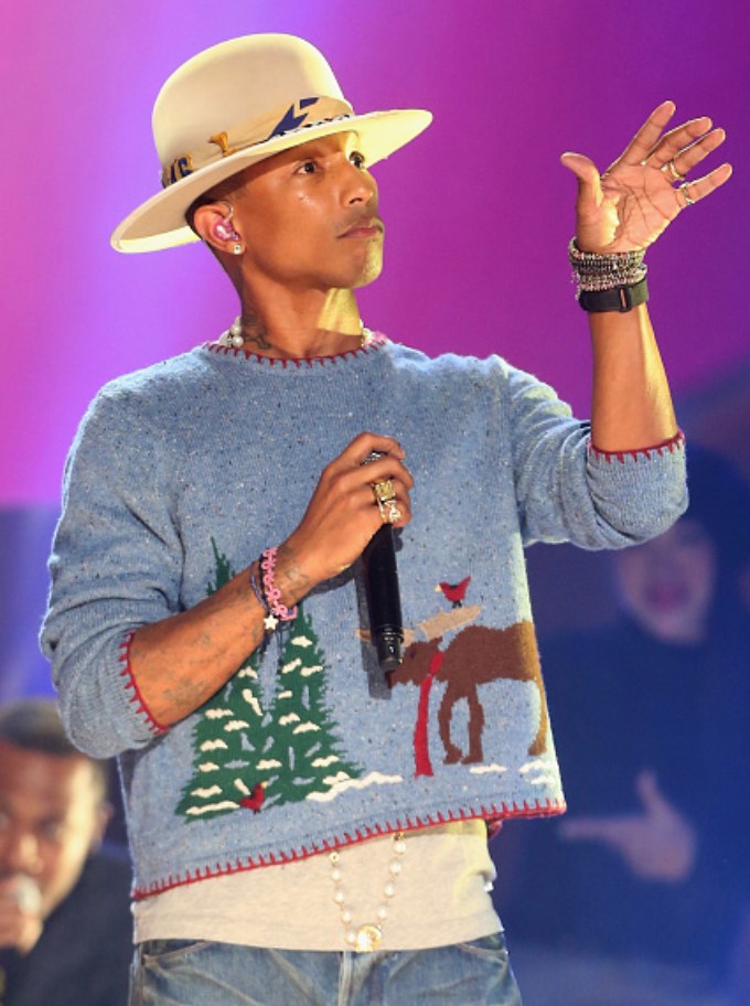 Trong bài viết này thì chiếc áo của ca sĩ Pharrell Williams có lẽ là thời thượng nhất